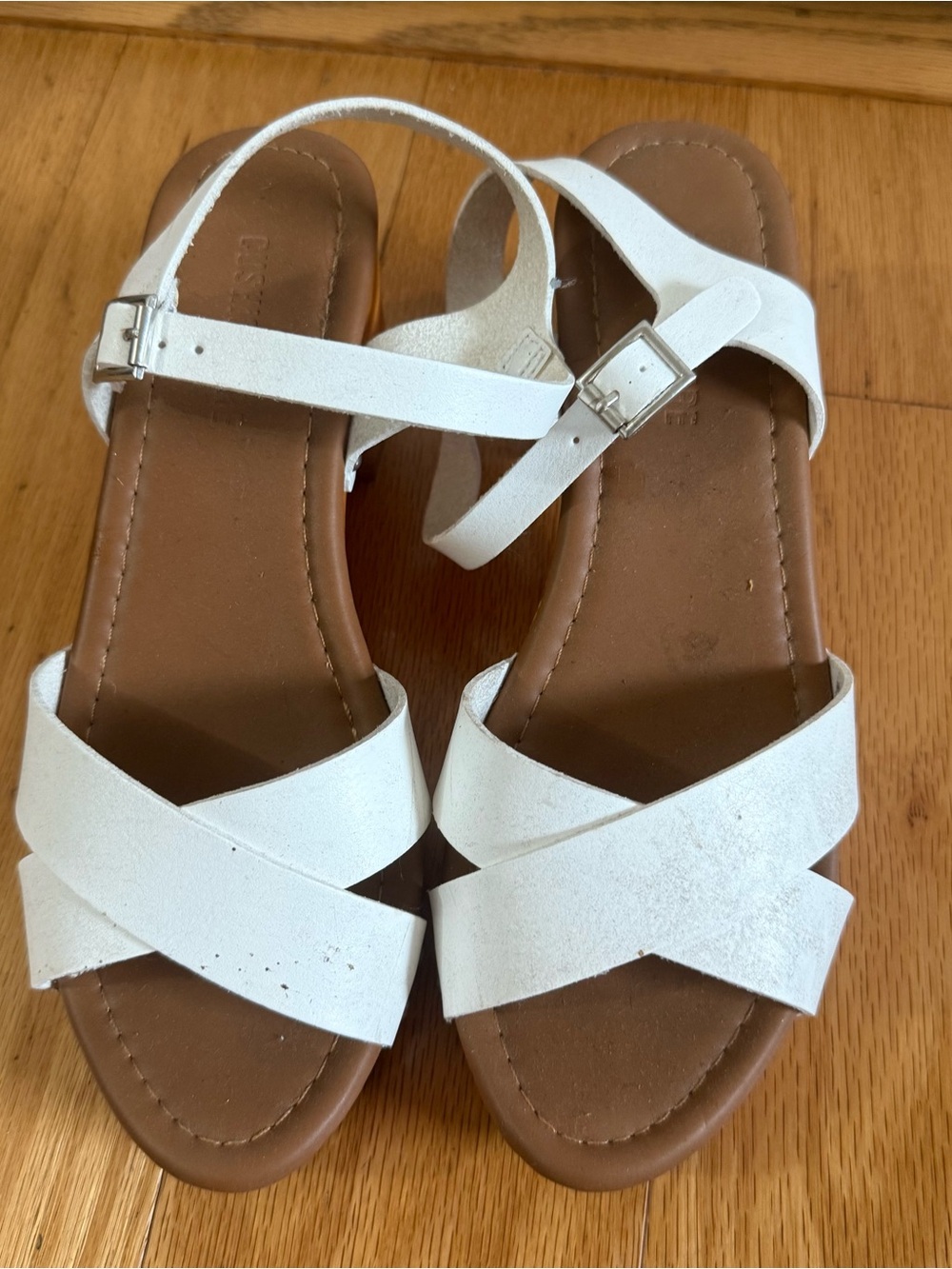 Cushionaire White strappy sandal heels size 7.5